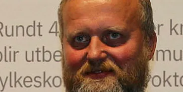 Statssekretær Roy Angelvik (Frp) og fiskeridirektør Liv Holmefjord delte ut Fiskeridirektoratets miljøpris under Aqua Nor til Oppdretternes Miljøservice AS. Daglig leder Gudbrand Sørheim (i midten) mottok prisen.
