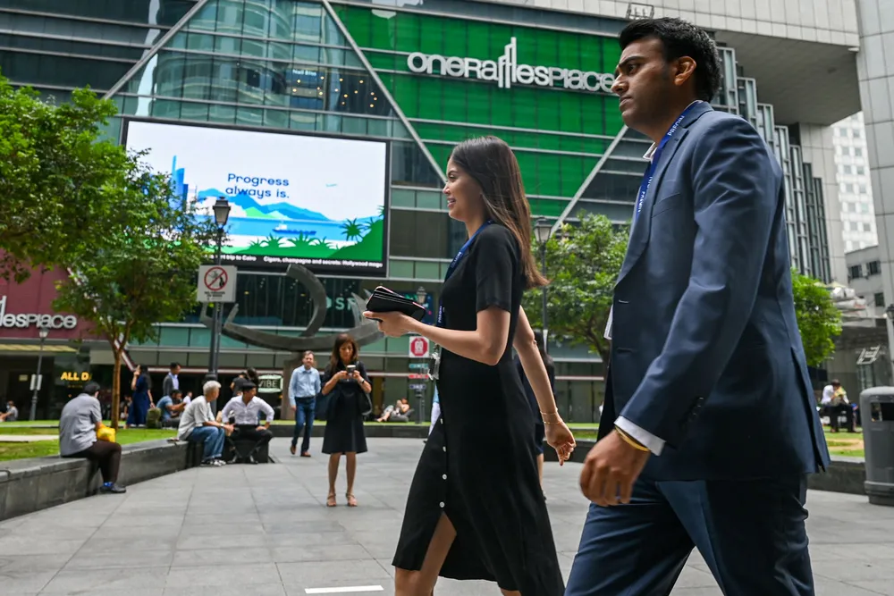 Shopping og reiselivssektoren vil holde den singaporske økonomien unna en resesjon de neste kvartalene. Det er betydelig usikkerhet for den handelsavhengige økonomien. Her fra Raffles Place i finansdistriktet.