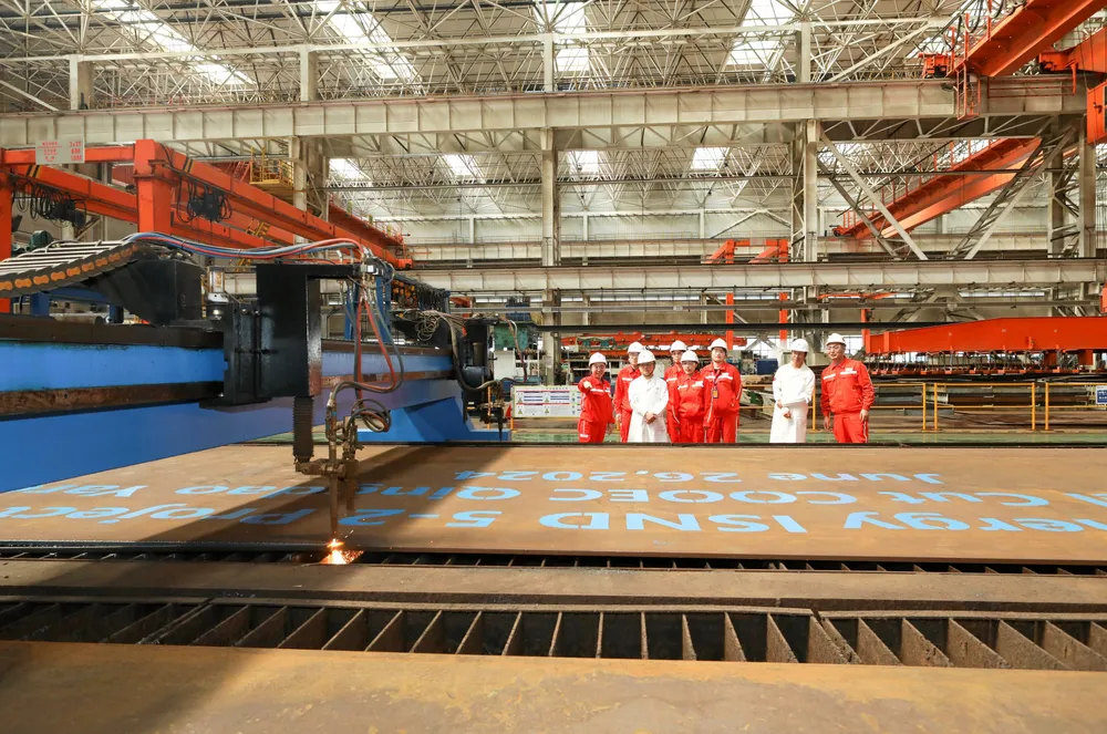 COOEC cuts first steel for a platform for the expansion of QatarEnergy's ISND offshore oilfield.
