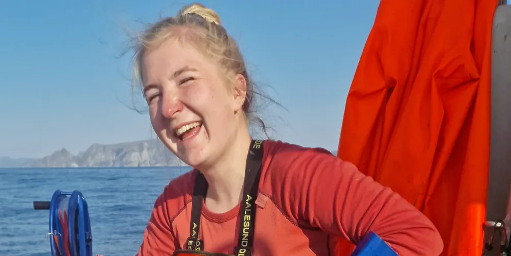 Sanna Norman (22) har sommerjobb som fisker gjennom ungdomsfiskeordningen. Hun fisker med jukse fra båten «Smul» som eies av Lotta Norman.