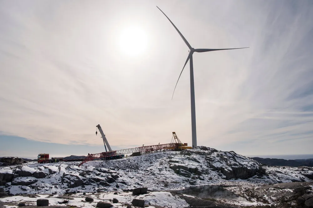 Solkraft og landbasert vindkraft gir nå verdens billigste strøm, skriver artikkelforfatteren.