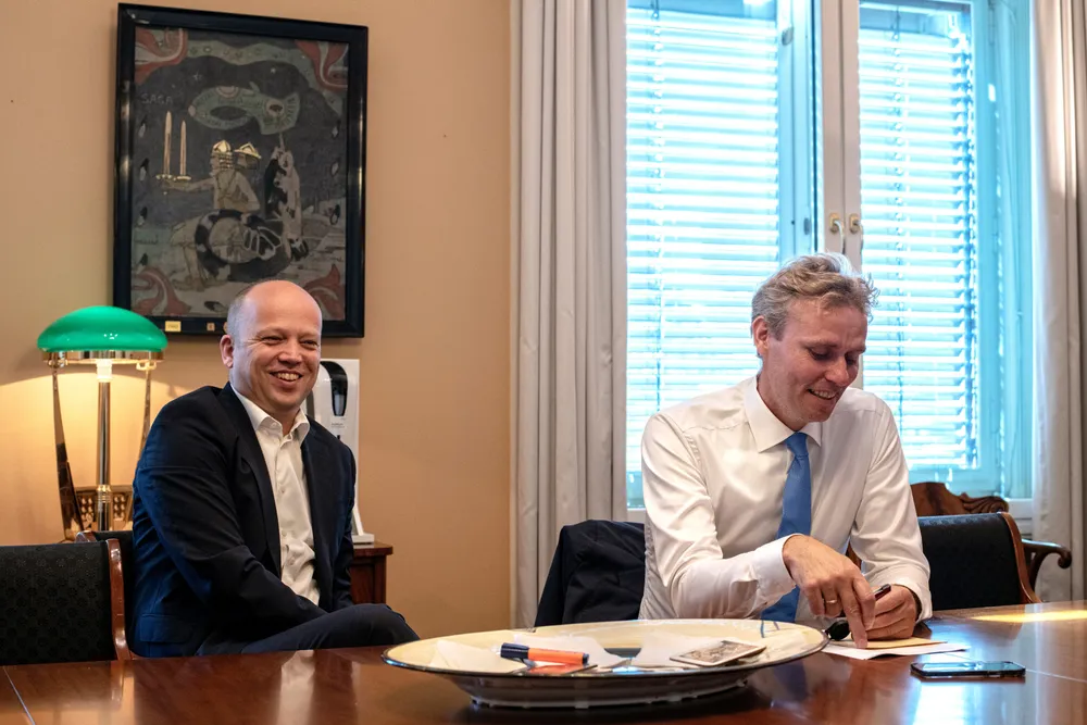 Regjeringen halverer budsjettet for samlokalisering på NTNU. Prestisjeprosjektet kappes fra 12 til seks milliarder kroner. Forsknings- og høyere utdanningsminister Ola Borten Moe (til høyre) og finansminister Trygve Slagsvold Vedum er strålende fornøyd.