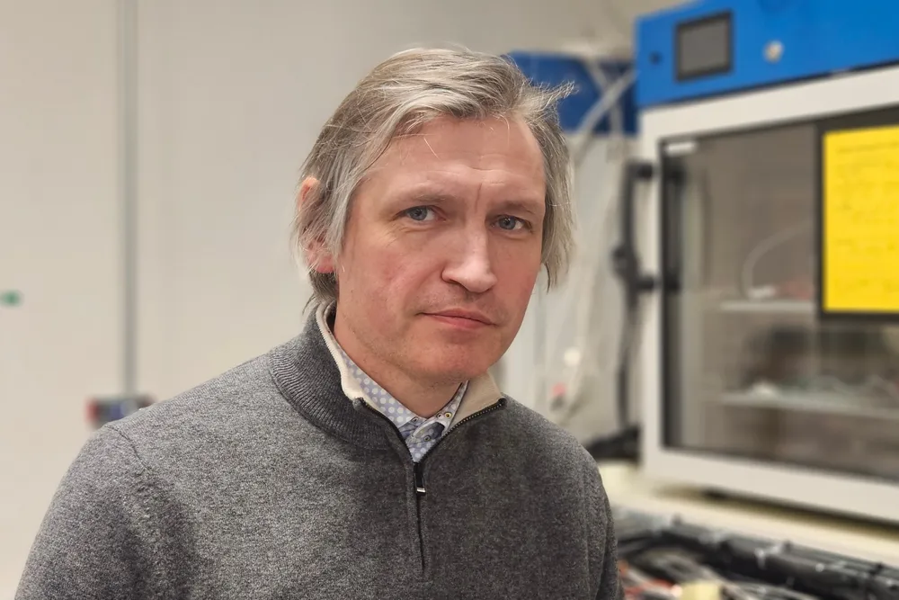 Odne Stokke Burheim, professor NTNU og nestleder FME Battery, advarer mot å tenke for mye på virkningsgraden til ulike lagringsteknologier. – Vi må bygge kraftsystemet ut i fra hvilke tjenester kundene trenger, og som det er betalingsvilje for uavhengig av om solen skinner eller vinden blåser, mener han.