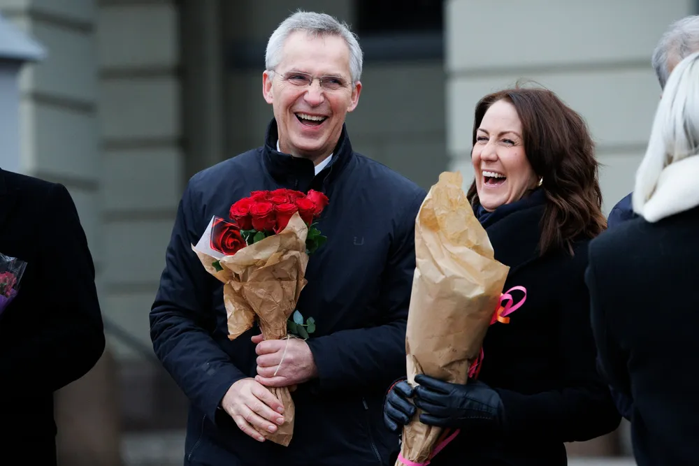 Mange gleder seg over at Jens Stoltenberg er tilbake i norsk politikk som finansminister. Her er han sammen med arbeidsminister Tonje Brenna på Slottsplassen tirsdag.