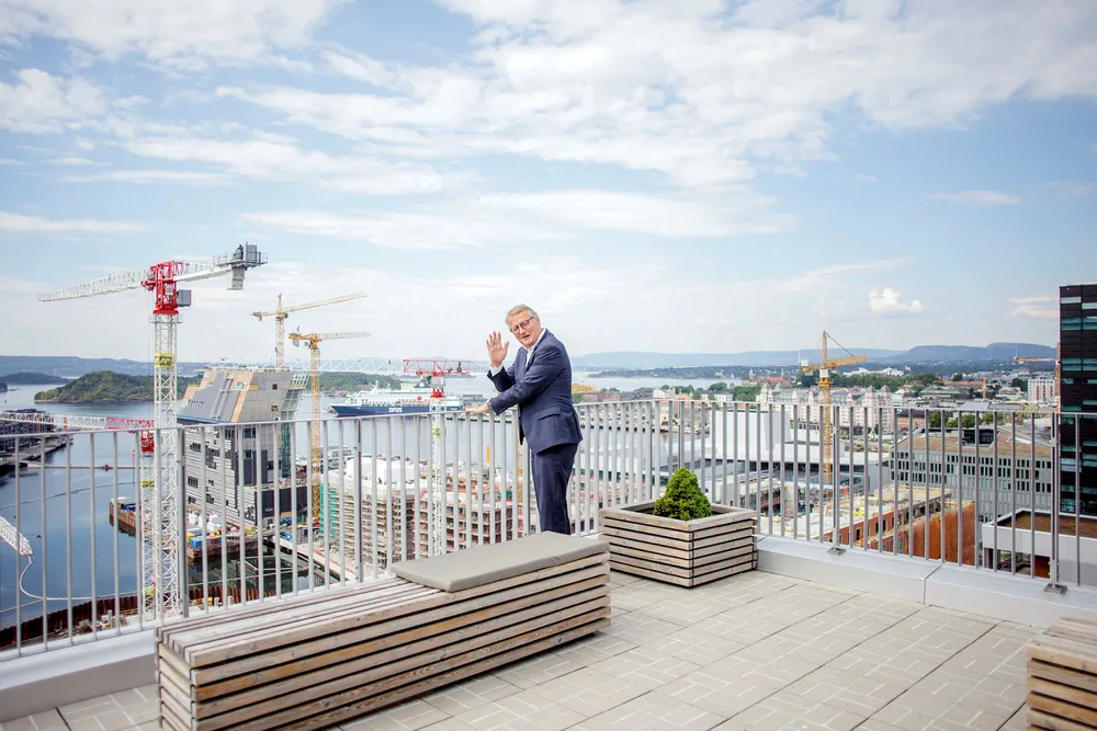 Rune Bjerke har bare få måneder igjen som DNB-sjef, men rakk så vidt å få med at banken passerte Nordea som mest verd i Norden, målt i børsverdi. Her fra hovedkontoret i Bjørvika i Oslo.