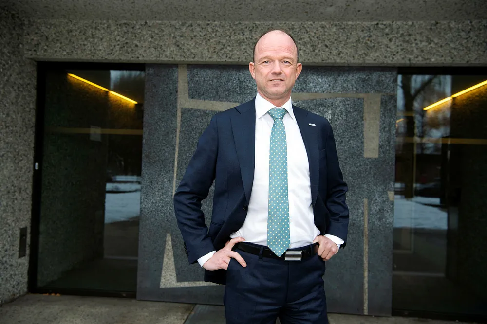NHOs ferske direktør Ole Erik Almlid ender hos Riksmeklingsmannen med YS og LO.