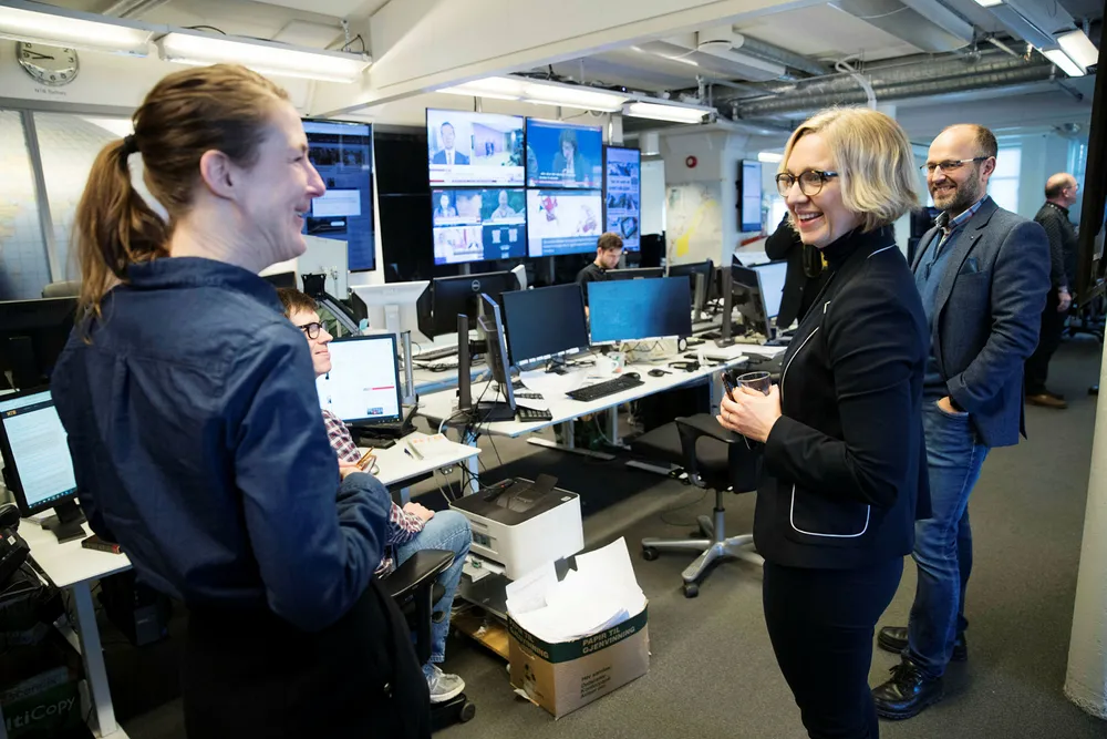 Sarah Sørheim (i midten) er ansatt som nyhetsredaktør i NTB. Hun kommer fra jobben som kulturredaktør i Aftenposten. Her ønskes hun velkommen til redaksjonen av NTBs sjefredaktør Mads Yngve Storvik (til høyre) og journalistene Helle Høiness og Frode Kvam.