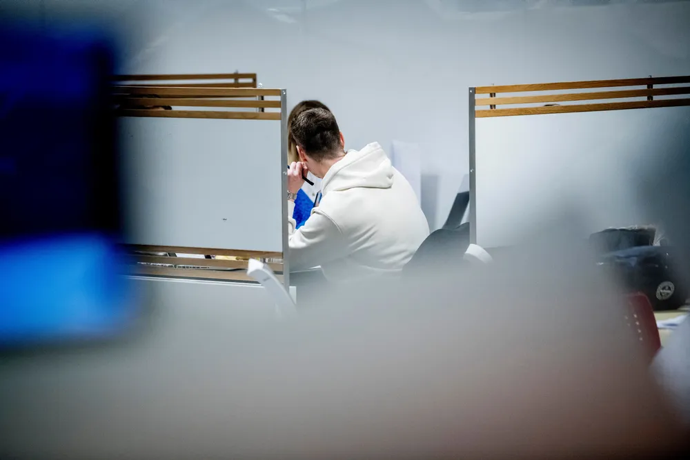 Det er oftest studenten som, gjerne er midt i eksamensforberedelsene, blir sittende igjen med svarteper, skriver artikkelforfatteren.
