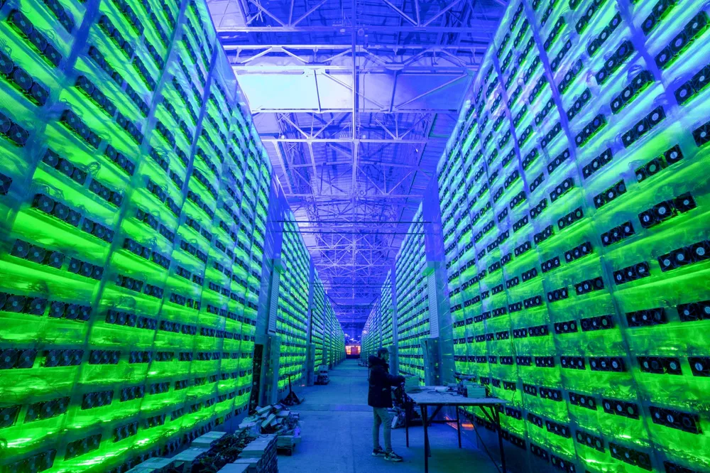 Å bagatellisere energibruken forbundet med bitcoin-utvinning er lite reflektert, skriver artikkelforfatterne. Illustrasjonsfoto: utvinning av kryptovaluta i Russland.