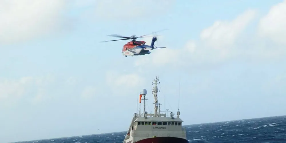 REDNING: 14 personer i mannskapet på 20 ble raskt evakuert fra «Langenes» etter at det brøt ut brann i maskinrommet på tråleren.Foto: Jørgen Mathiassen/«Esvagt Alpha»