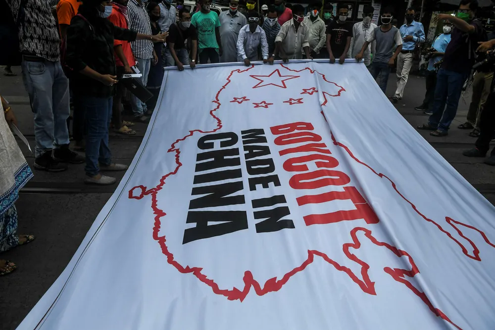 Det har vært demonstrasjoner i India etter dødelige sammenstøt mellom indiske og kinesiske soldater ved grensen i Himalaya. Nå svarer regjeringen med å forby kinesiske apper i hva som beskrives som digital krigføring-