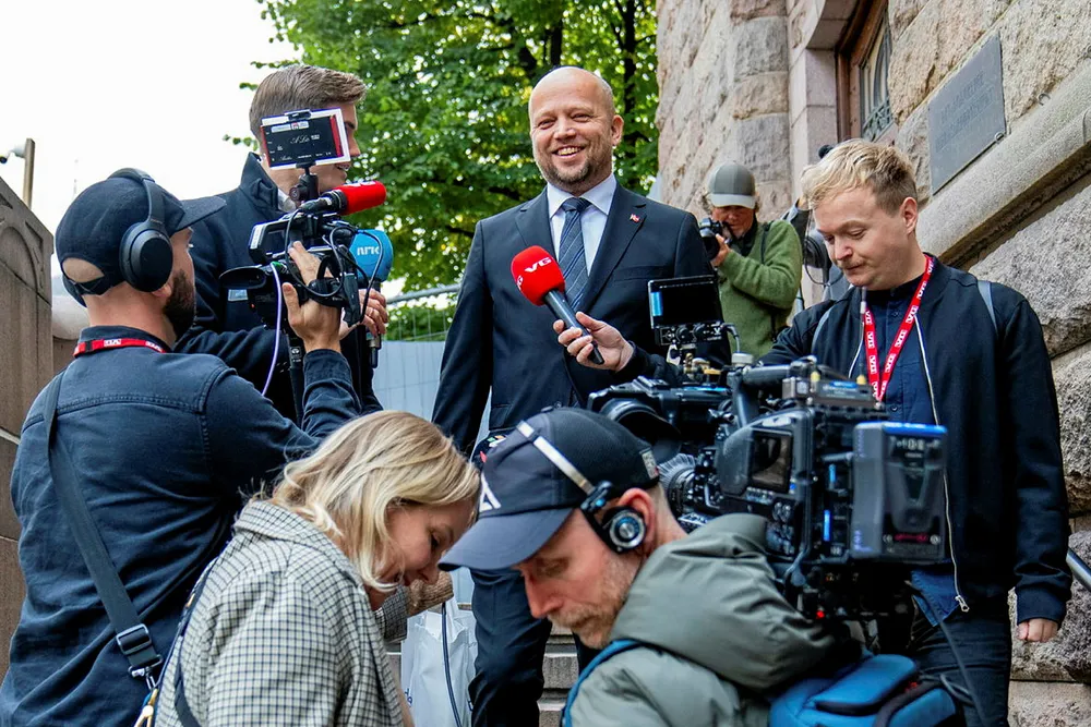 Finansminister Trygve Slagsvold Vedum foreslår at bransjen skal beskattes ut fra kontraktspris for fastprisavtaler i bedriftsmarkedet. Ordningen skal nå bli permanent.