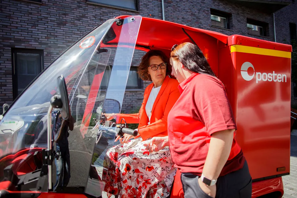 – Vi har stor tro på en selvkjørende fremtid, sier konsernsjef Tone Wille i Posten Norge. Her tester hun elbilen Paxster. Postbud Ann Kristin Løkkevik forklarer hvordan man kjører den. Foto: Javad Parsa