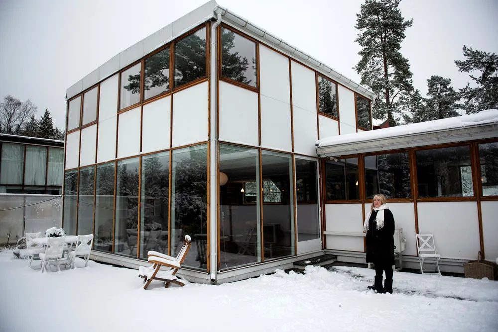 Marit Bergum Hansen er selgeren av arkitektboligen. Huset er en av tre boliger i en berømt husrekke på Vettakollen i Oslo tegnet av arkitekt Arne Korsmo og hans samarbeidspartner Christian Norberg-Schulz.