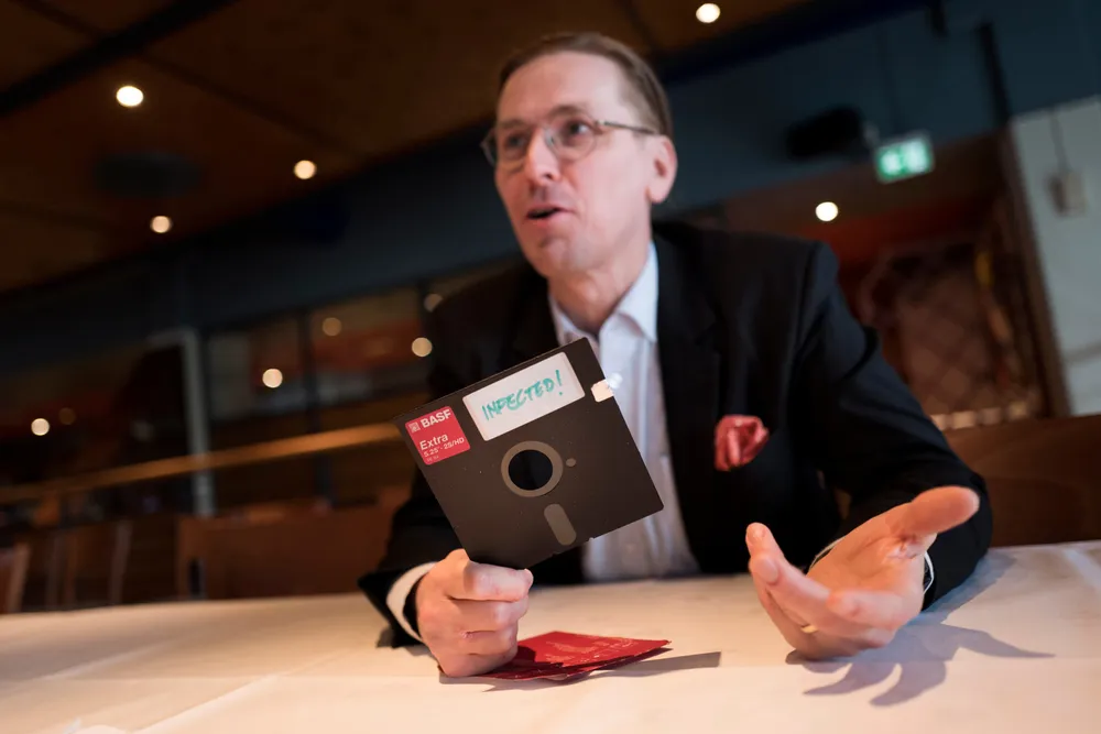 Den verdenskjente sikkerhetseksperten Mikko Hypponen holder en floppy disk, lagringsmediet som før i tiden spredte virus. Selv sporet han koden til verdens første datavirus Brain. A fra 1986 til en fysisk adresse i Lahore, Pakistan. Han dro dit, banket på døren og fant de to brødrene som hadde skapte den.