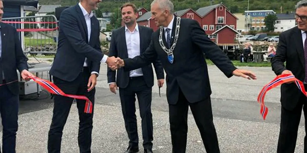 KLIPPET SNOREN: Kystdirektør Einar Vik Arset og ordfører Geir Knutsen sammen i et hjertelig håndtrykk da snoren var klippet og nyhavna i Båtsfjord offisielt åpnet. I midten statssekretær Allan Ellingsen (Frp).