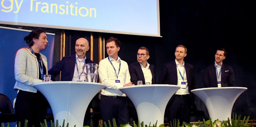 Her har Rosalie Poen fra Lyse ordet, mens de andre selskapene lytter: Gunnar Hovland (Aneo), Øystein Thorud (Eviny), Steffen Syvertsen (Å Energi) Henning Olsen (Eidsiva) og Martin Lundby (Hafslund).