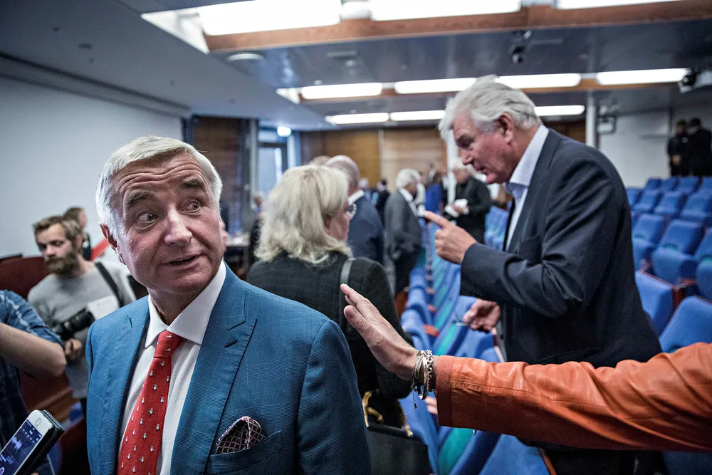 Christen Sveaas får klapp på skulderen etter ekstraordinær generalforsamling i Norske Skog. Foto: Aleksander Nordahl