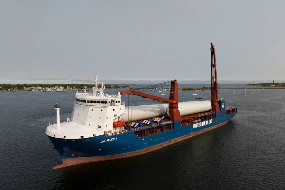 Et skip utenfor Massachusetts transporterer deler til de første havvind-prosjektene på USAs østkyst i mai i år. De neste prosjektene henger derimot i en tynn tråd, etter at Equinor, BP og Ørsted fikk nei fra delstatsmyndighetene om bedre vilkår som ville motvirket enorme kostnadsøkninger og høyere renter.