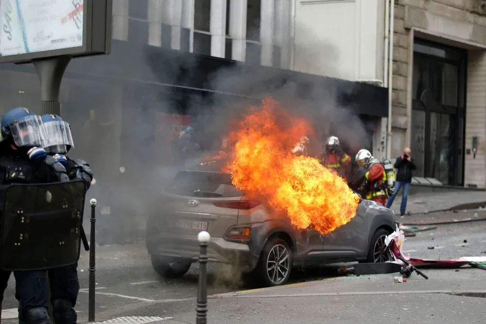 Etter at antall deltakere i protestene har sunket de siste ukene, håpet demonstrantene å blåse nytt liv i protestbevegelsen mot president Emmanuel Macron lørdag.