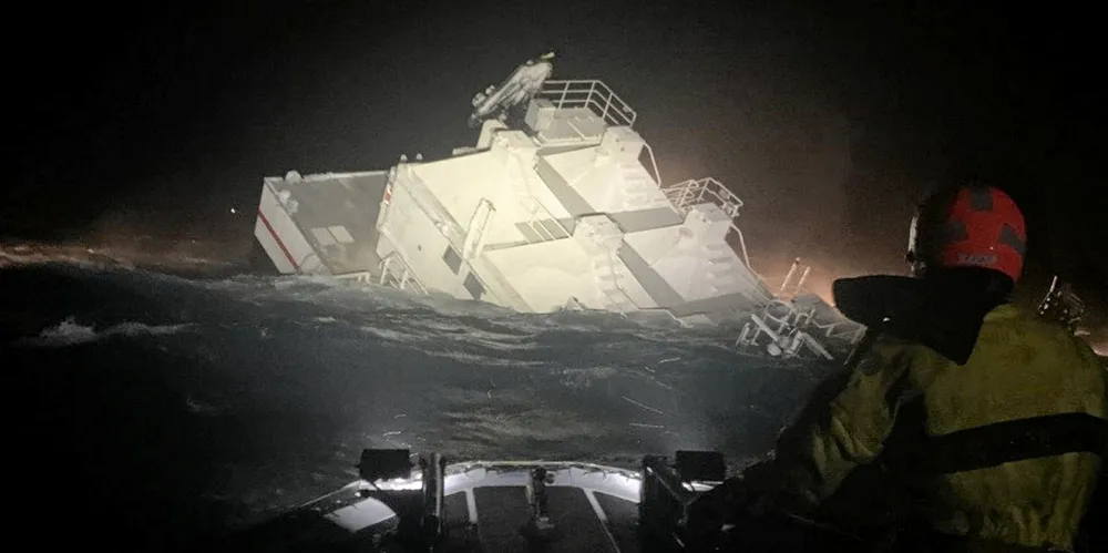 Illustrasjonsfoto: Alvorlige og isete værforhold kan være en årsak til at den islandsbaserte lakseoppdretteren Laxars fôrflåte sank i 2021. Bildet er ikke relatert til Bakkafrosts lekter som sank i Skottland i 2023.