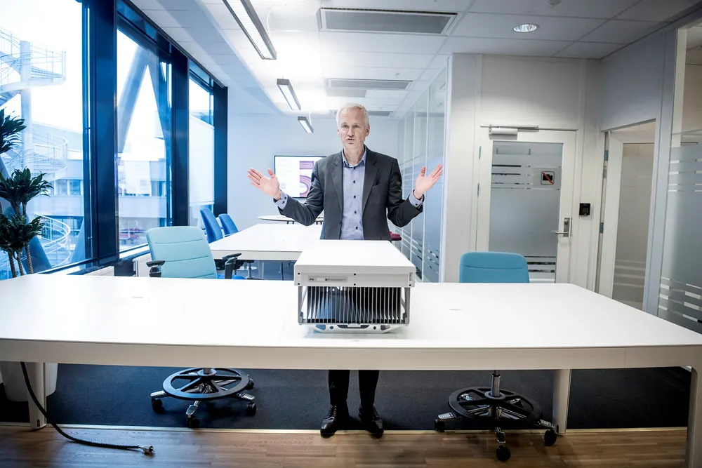 – Denne her har 64 antenner, sier Ericssons norske leder Jan Christian Hole og viser frem en av Ericssons nye 5G basestasjoner.