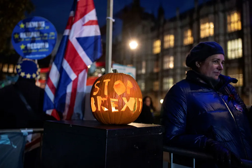 Brexit-aktivister foran Det britiske parlamentet.