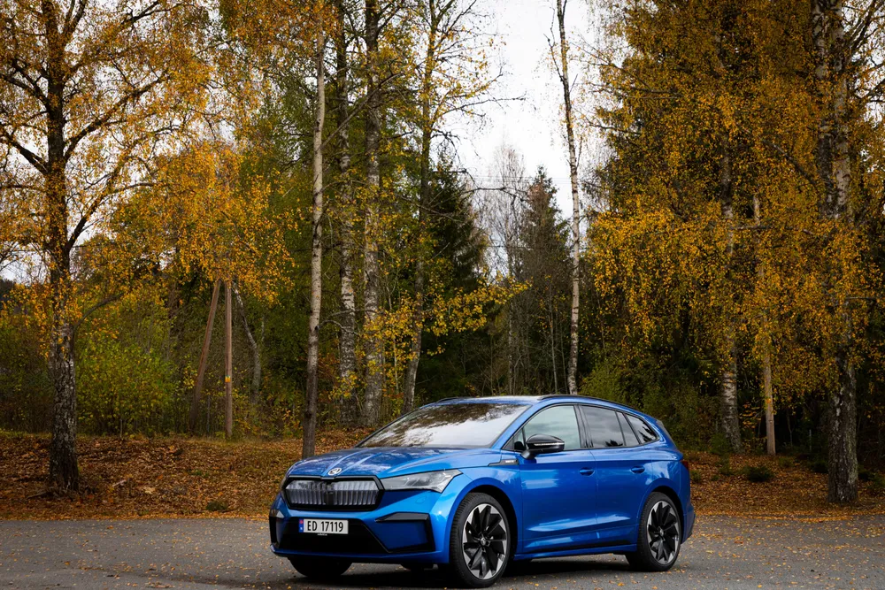 Den største utfordringen er at det ikke finnes en felles standard for hvordan rekkevidde og ladefart oppgis, skriver Nafs Thor Egil Braadland. Bildet: Skoda Enyaq iV 80X.