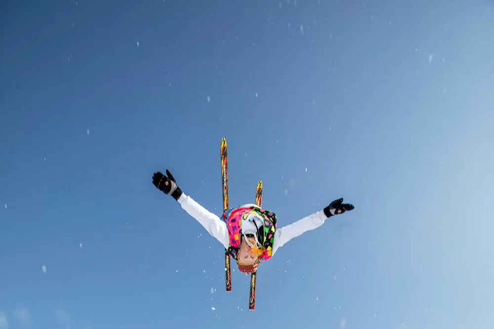 Freestyle-utøver Morten Kaspar Gudmundseth tar baklengs salto, med Myrkdalen Hotell i bakgrunnen.