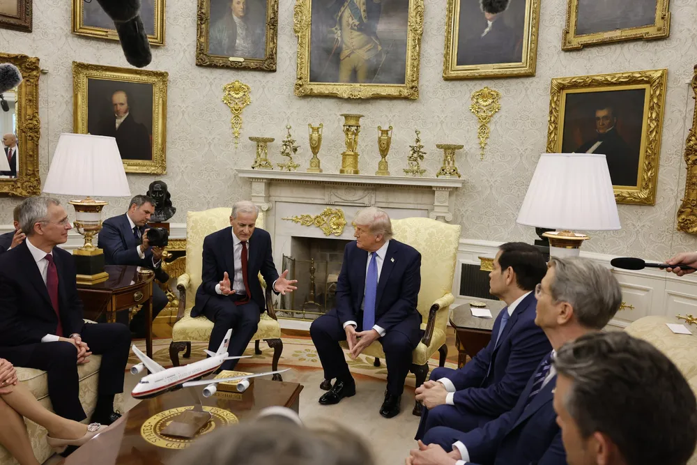Jonas Gahr Støre og Jens Stoltenberg møter Donald Trump i Det ovale kontor.