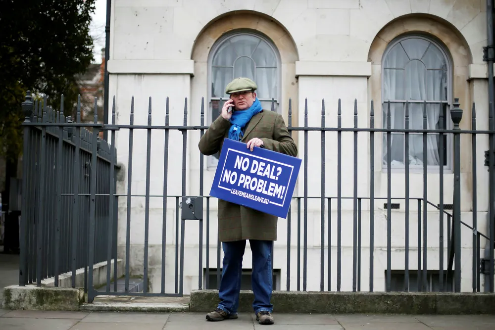 En brexittilgenger står utenfor parlamentet i Storbritannia 15. januar. Hedgefond-topp Crispin Odey er ikke helt enig i demonstrantens skilt – han satser på at å forlate EU uten avtale vil skape økonomiske problemer og at pundet dermed vil synke.