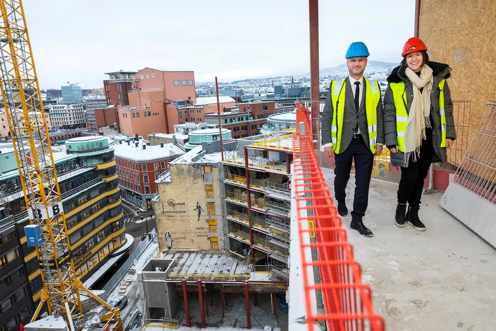 Hotelldirektør på Clarion The Hub, André Schreiner, og salgsdirektør Christine Kausland har solgt konferanser for 140 millioner kroner 14 måneder før hotellet åpner. Foto: Gunnar Lier