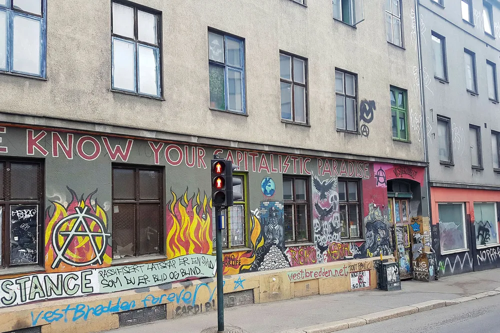 På fasaden av Hausmanns gate 40 er det skrevet «We know your capitalistic Paradise» sammen med en rekke andre politiske symboler. Nå har beboerne saksøkt eieren for å bli anerkjent som leietager.