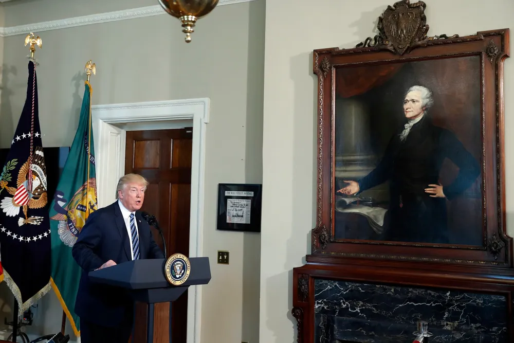 I president Donald Trumps første periode snakket han i lokalene til The Treasury Department i Washington. På veggen henger et maleri av landets første finansminister, Alexander Hamilton. Hamilton formulerte en nasjonalistisk økonomisk politikk for USA.