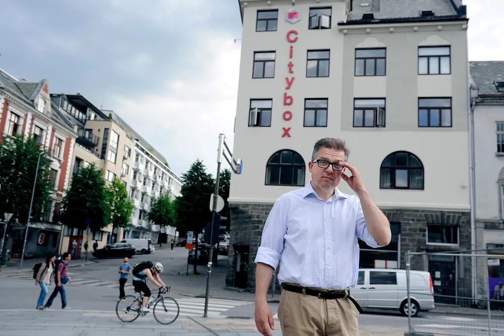 Martin Smith-Sivertsen er hovedeieren i hotellkjeden Citybox, her fotografert utenfor kjedens hotell i Bergen sentrum.
