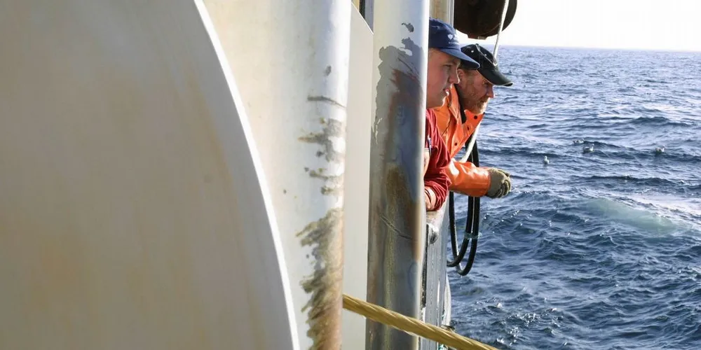 Fisker kan se langt etter gode tobis-priser. Nå krever Sjømat Norge krever danske priser på tobisen.Foto: Kjartan Mæstad/