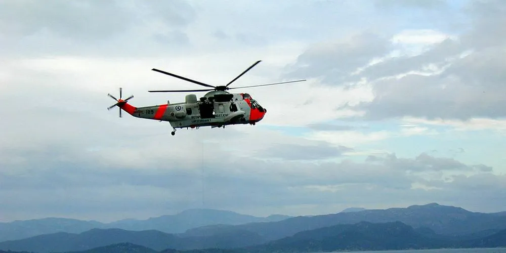 FÆRRE RESSURSER: Sea King redningshelikopter under øvelse. Manglende helikopterberedskap i Kystvakten gjør at Hovedredningssentralen har færre ressurser å spille på.