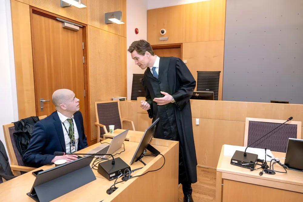 Advokat Marius Dietrichson (til høyre) forsvarer Jarle Dørum Karlsson, tidligere styreleder i Indigo Finans, som er blant annet er tiltalt for grovt bedrageri mot den kreftsyke mannen som fikk besøk av en Indigo-selger på dødsleiet. Her i passiar med aktor Eindride Kjørri.
