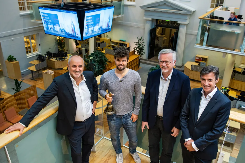 Fra venstre: Manager Espen Agdestein, Magnus Carlsen, gründer og styreleder Anders Brandt sammen med børsdirektør Øivind Amundsen da Play Magnus ble børsnotert.