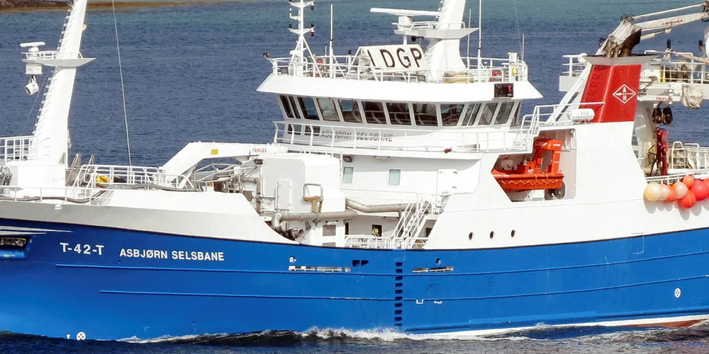Kystnotbåten «Asbjørn Selsbane» på seiling sørover gjennom Tjeldsundet i juni 2014.