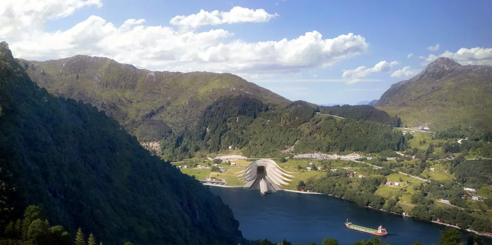 Slik vil tunnelmunningen se ut fra nordsiden, ved Kjøde.
