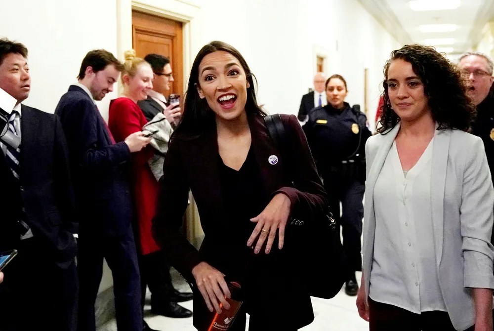 Alexandria Ocasio-Cortez og demokratene går nå for fullt etter Donald Trumps ligningsattester. Her er hun på vei inn til høringen med Michael Cohen.