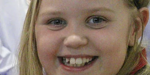 Thea Wiik (snart 10 år) fra Kabelvåg hoppet inn som hjelper for Petter's Sjømat under Lofotfishing.
