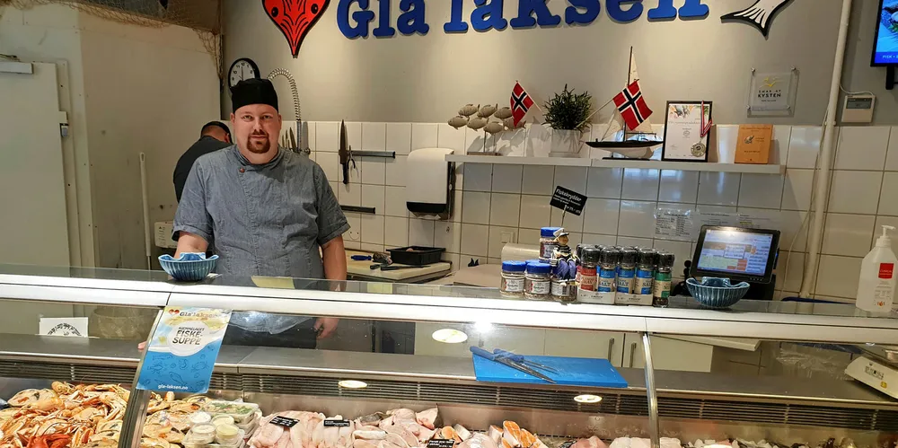 FORNØYD: Christer W. Andersen i Fiskebutikken Glalaksen i Sarpsborg selger laksen fra Fredrikstad Seafood som «Øra-laks» til priser litt over vanlig oppdrettslaks