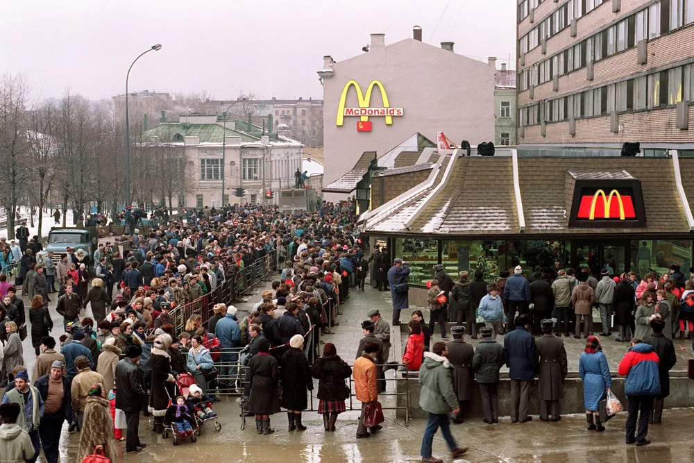Anslagsvis 30.000 mennesker sto i kø for sin første McDonald's-burger i Moskva i 1990. Nå er selskapet under massivt press for å trekke seg ut av landet.