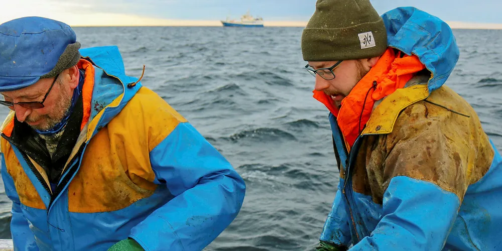 DELER HAVET: De lokale fiskerne Oddvar Johansen og Robin Johansen, fra Tromvika, deler havet med juksaflåtene og de store garnbåtene som besøker Søyla på seinvåren. Her med den 34 meter lange garnbåten «Skjongholm» i bakgrunnen.