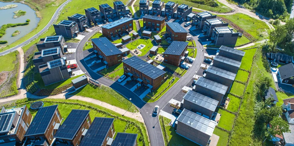 I fire dager i mai i år kom over 1 prosent av strømproduksjonen på Østlandet fra solenergi. Det har aldri skjedd før. Bildet er fra Verkshagen borettslag i Fredrikstad.