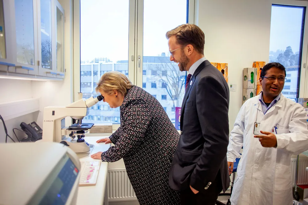 Statsminister Erna Solberg og digitaliseringsminister Nikolai Astrup har startet arbeidet med en lenge etterspurt nasjonal strategi for kunstig intelligens. Mandag besøkte de forskningsprosjektet DoMore! ved Institutt for kreftgenetikk og informatikk på Oslo Universitetssykehus. Til høyre patolog Manohar Pradhan, som lærer maskiner å gjenkjenne kreft i vevsprøver.