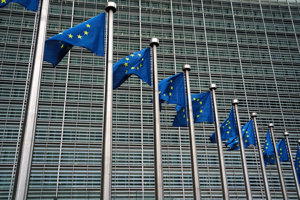 EU-kommisjonen følger tett den norske striden om innlemmelse av tre EU-direktiver på energi.