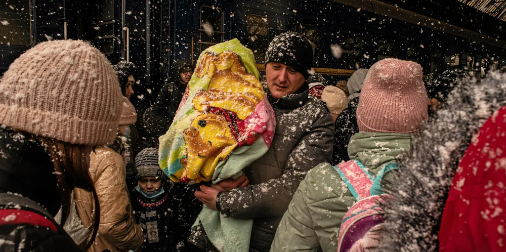 Sivile samles ved togstasjonen i Lviv vest i Ukraina i håp om å komme seg ut av landet rammet av Putins krigsføring.
